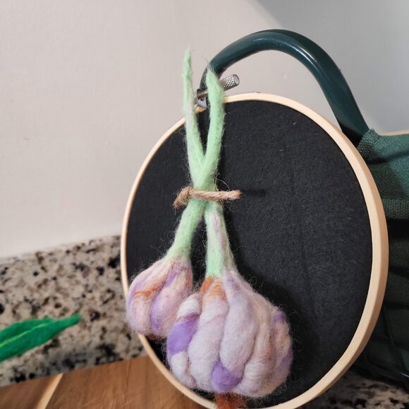 Vegetables on Embroidery Hoops | Handmade | Wool Needle Felting 1 Piece: Garlic - Picture 4 of 10